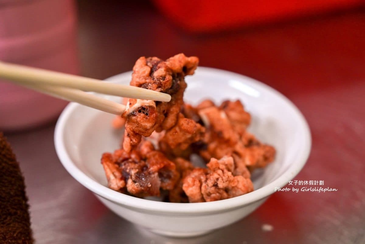 市場70年「超強炸排骨」!米糕+排骨酥湯整套只要60元,清甜高湯無限喝到飽 市場70年「超強炸排骨」!米糕+排骨酥湯整套只要60元,清甜高湯無限喝到飽