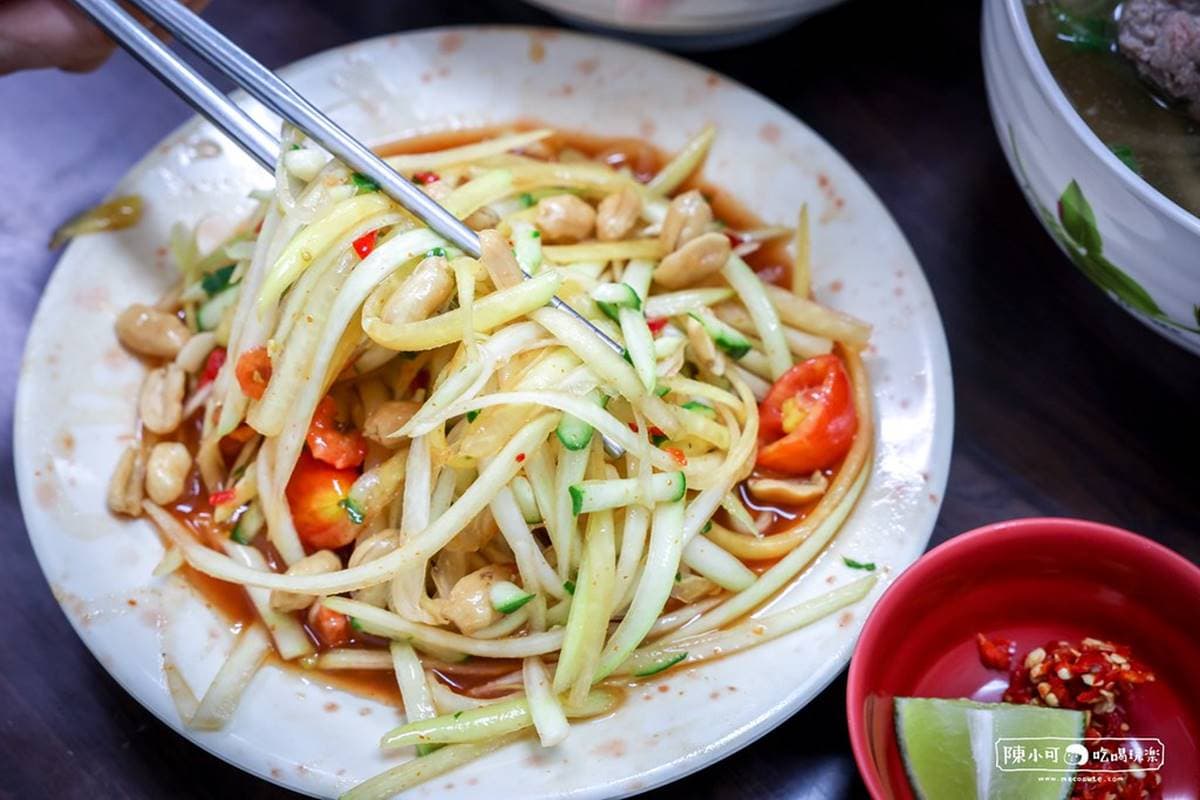 板橋人激推越南料理!IG暴紅「爆量牛肉河粉」藏在這,搭涼拌青木瓜酸爽唰嘴 板橋人激推越南料理!IG暴紅「爆量牛肉河粉」藏在這,搭涼拌青木瓜酸爽唰嘴