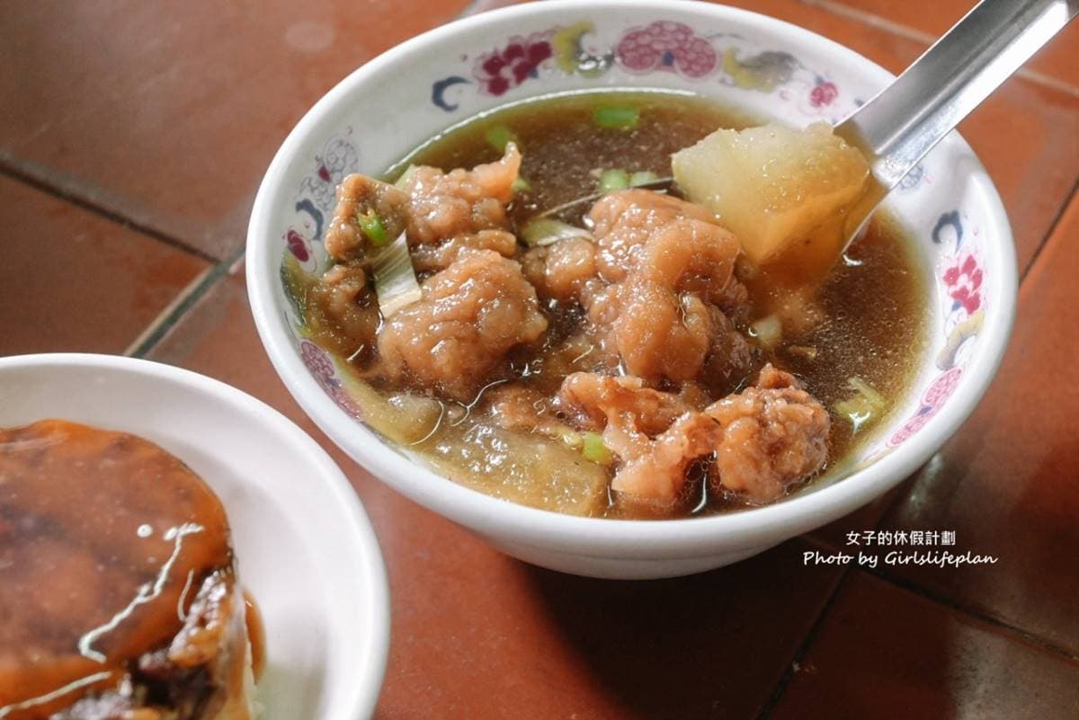 市場70年「超強炸排骨」!米糕+排骨酥湯整套只要60元,清甜高湯無限喝到飽 市場70年「超強炸排骨」!米糕+排骨酥湯整套只要60元,清甜高湯無限喝到飽