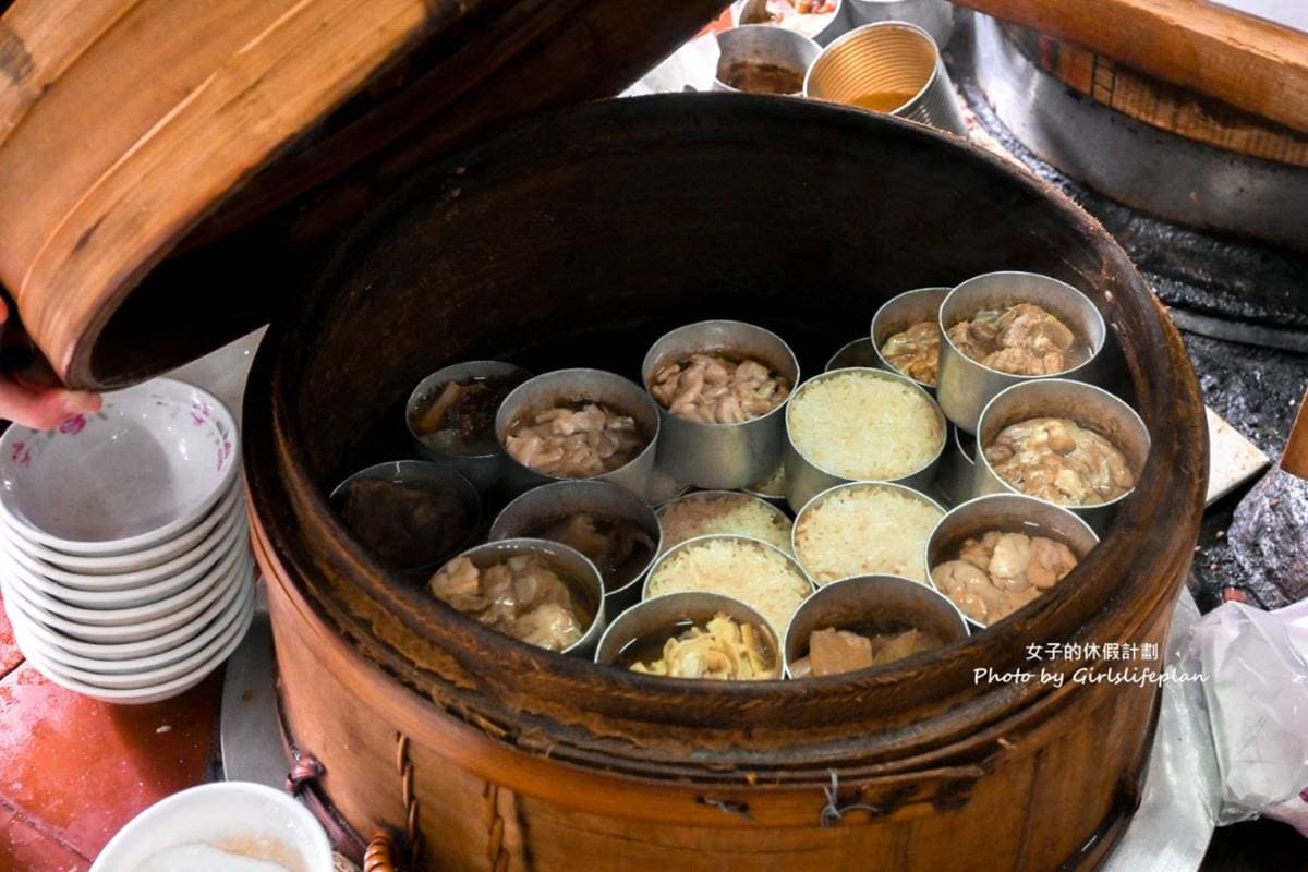 市場70年「超強炸排骨」!米糕+排骨酥湯整套只要60元,清甜高湯無限喝到飽 市場70年「超強炸排骨」!米糕+排骨酥湯整套只要60元,清甜高湯無限喝到飽
