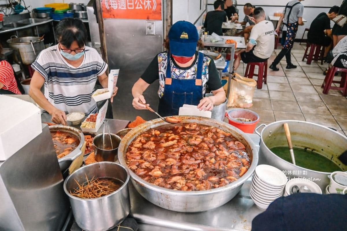 網推「台中最強滷肉飯」!大鐵鍋堆滿滿爌肉超誘人,免費加爆酸菜、小魚辣椒 網推「台中最強滷肉飯」!大鐵鍋堆滿滿爌肉超誘人,免費加爆酸菜、小魚辣椒
