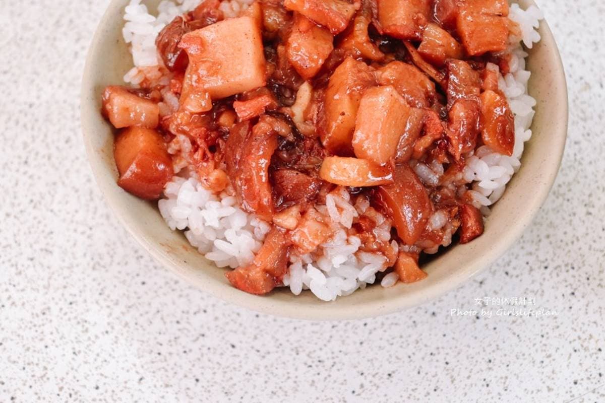網推「台中最強滷肉飯」!大鐵鍋堆滿滿爌肉超誘人,免費加爆酸菜、小魚辣椒 網推「台中最強滷肉飯」!大鐵鍋堆滿滿爌肉超誘人,免費加爆酸菜、小魚辣椒
