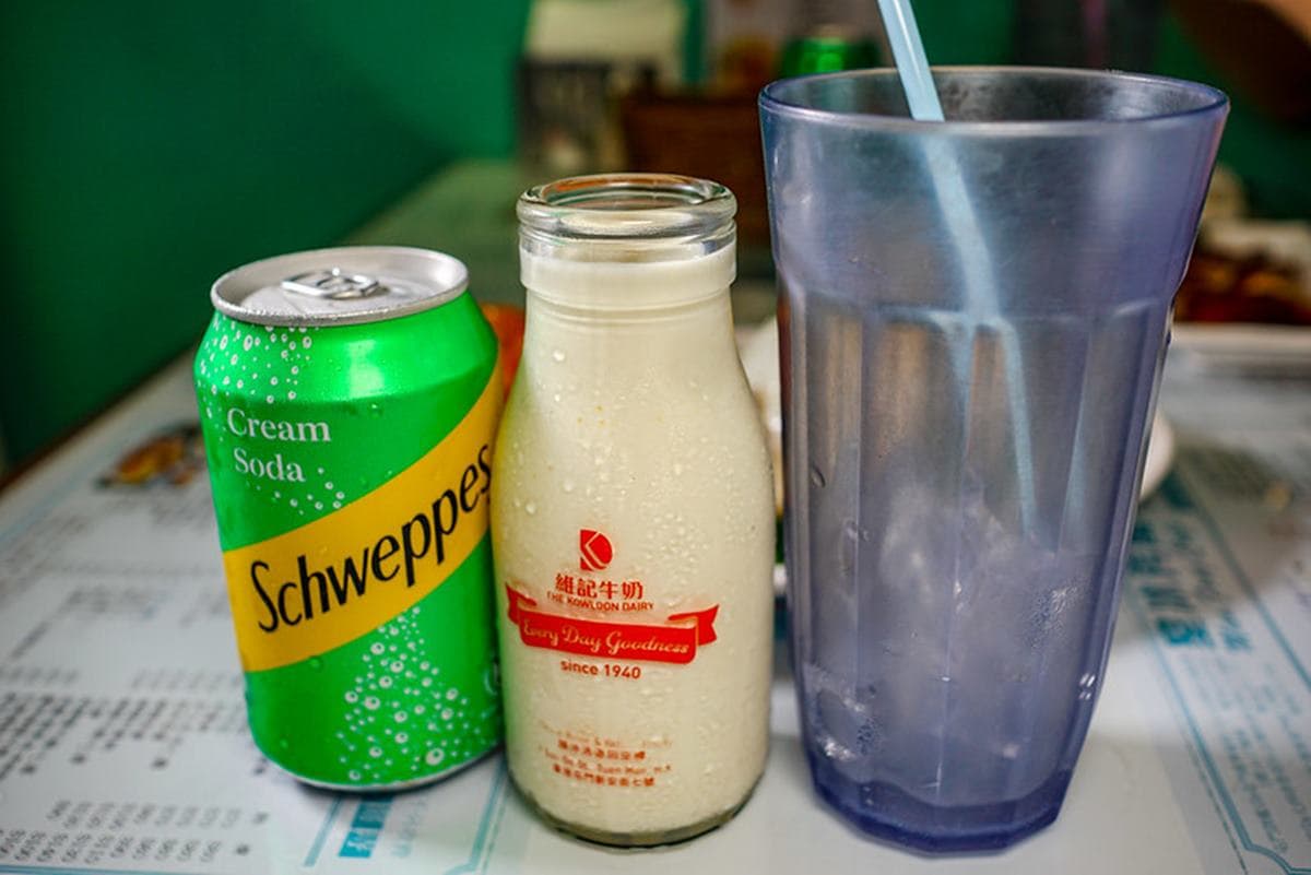 味覺秒飛香港!港味酥炸雞腿一咬噴汁,「鮮奶冰淇淋汽水」只有香港人會賣 味覺秒飛香港!港味酥炸雞腿一咬噴汁,「鮮奶冰淇淋汽水」只有香港人會賣