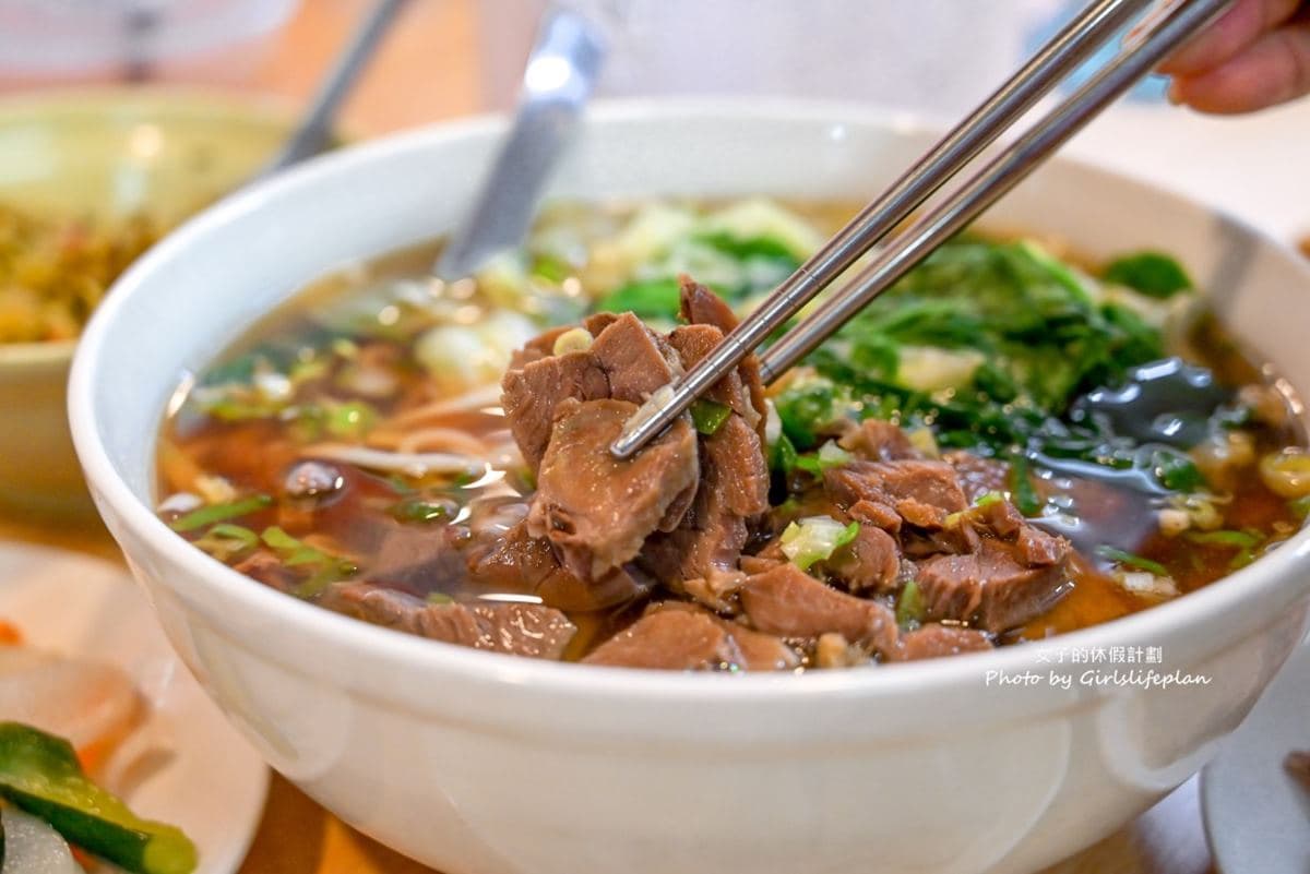 台北竟有70元牛肉麵!大碗公裝好裝滿2人吃也夠,隱身市場內行才懂吃 台北竟有70元牛肉麵!大碗公裝好裝滿2人吃也夠,隱身市場內行才懂吃