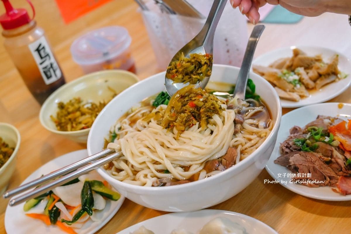 台北竟有70元牛肉麵!大碗公裝好裝滿2人吃也夠,隱身市場內行才懂吃 台北竟有70元牛肉麵!大碗公裝好裝滿2人吃也夠,隱身市場內行才懂吃