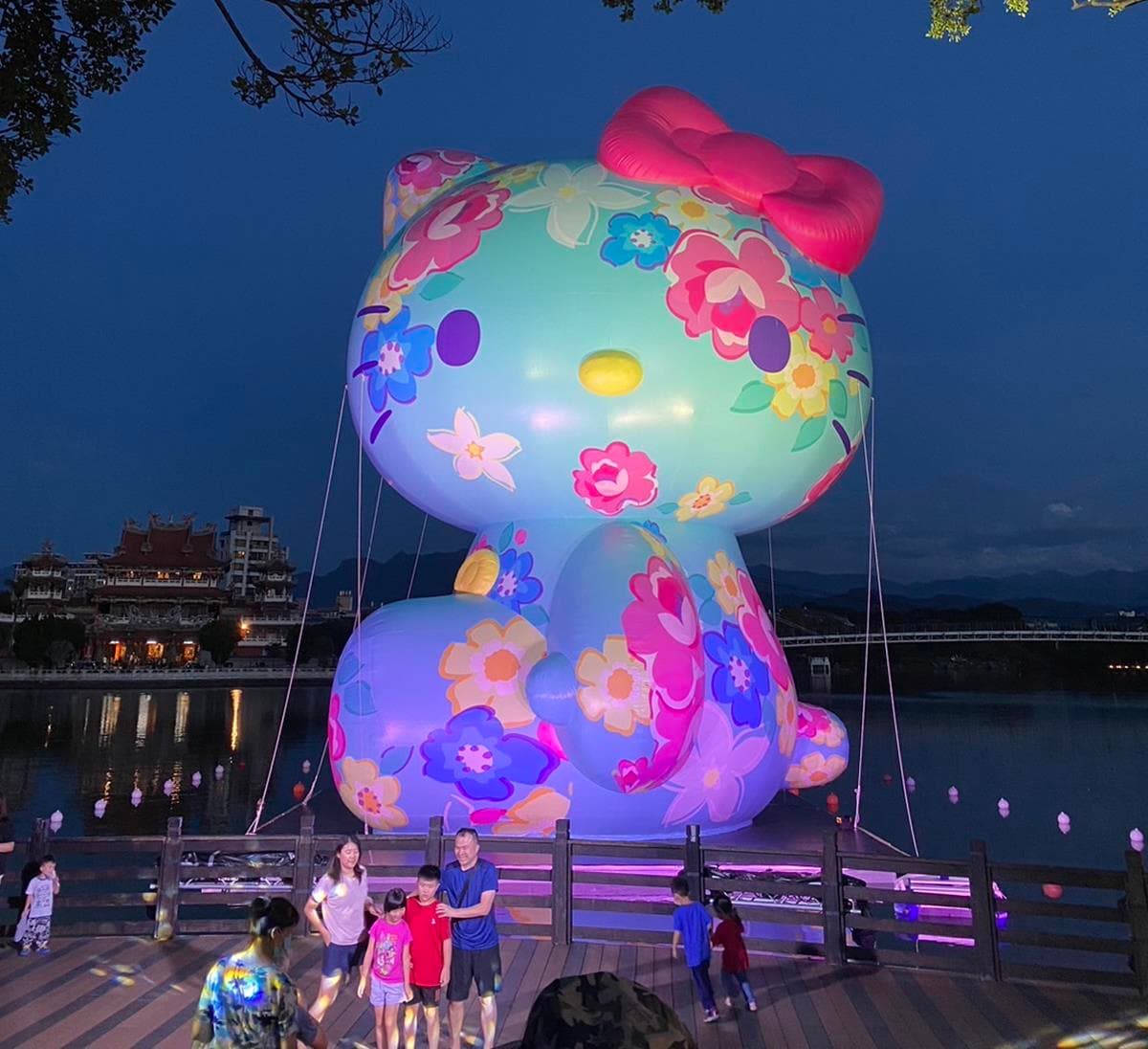 16米高Hello Kitty降落桃園!5分鐘光雕秀免費拍,加碼逛4大展區、限定周邊 16米高Hello Kitty降落桃園!5分鐘光雕秀免費拍,加碼逛4大展區、限定周邊