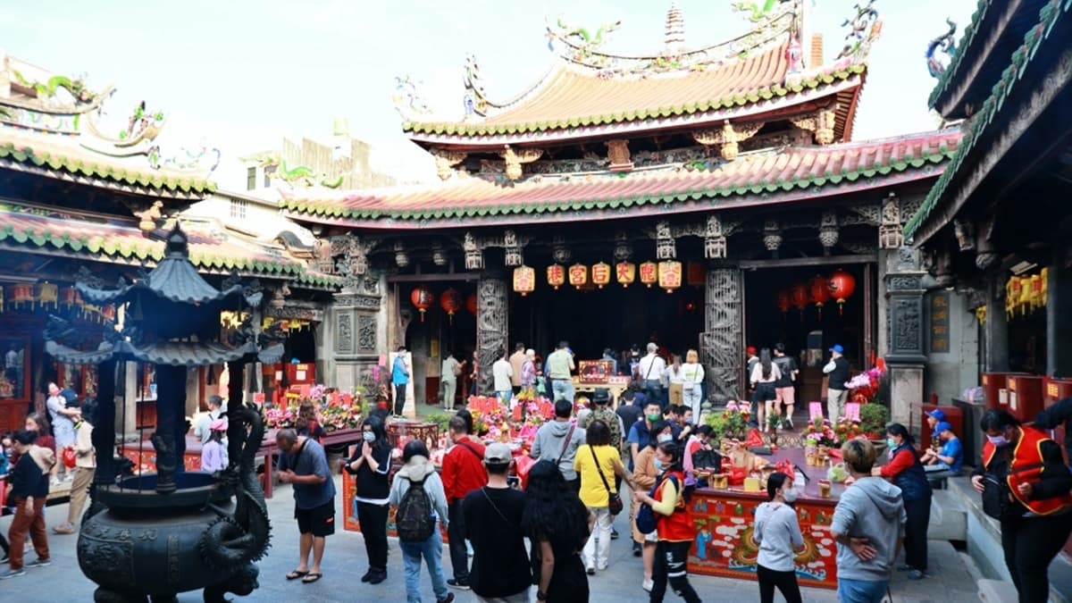 鹿港老街復古新玩法!跟著林美秀吃爆百年水晶餃、旗袍搭三輪車漫遊古城 「鹿港天后宮」是三進二院的格局,分別為三川殿、正殿及後殿。(圖片來源:Kiwi 樂活食旅)