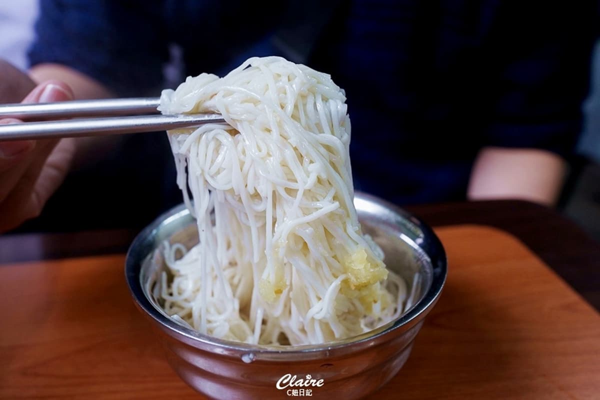 廟口美食紅到韓國!大稻埕50年「白煮豬腳」老台北人最愛,必搭40元爆量麵線 廟口美食紅到韓國!大稻埕50年「白煮豬腳」老台北人最愛,必搭40元爆量麵線