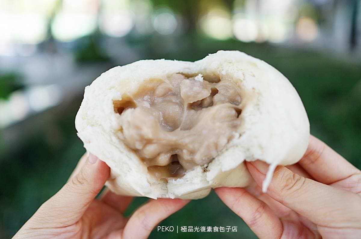 信義區銅板美食尋寶!光復市場周邊6必吃:爆餡芋泥包、排隊滿料豆腐捲 光復市場必吃美食|極品光復素食包子店