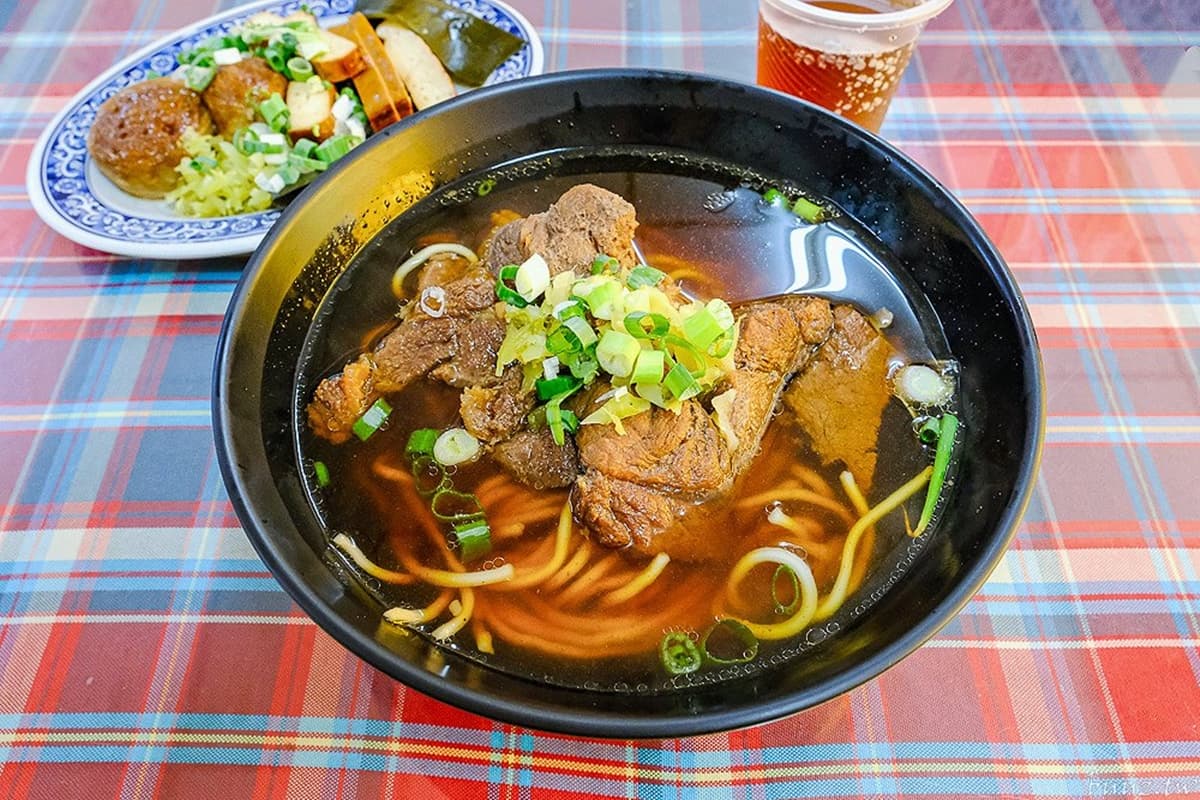 免費加湯、加麵太佛心!台中老店「牛肉麵吃到飽」大學生最愛,10元滷味必夾 免費加湯、加麵太佛心!台中老店「牛肉麵吃到飽」大學生最愛,10元滷味必夾
