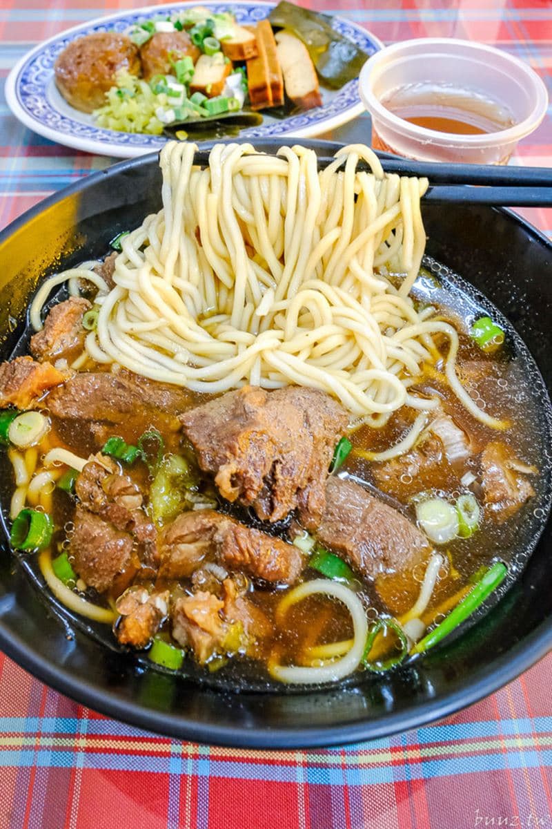 免費加湯、加麵太佛心!台中老店「牛肉麵吃到飽」大學生最愛,10元滷味必夾 免費加湯、加麵太佛心!台中老店「牛肉麵吃到飽」大學生最愛,10元滷味必夾