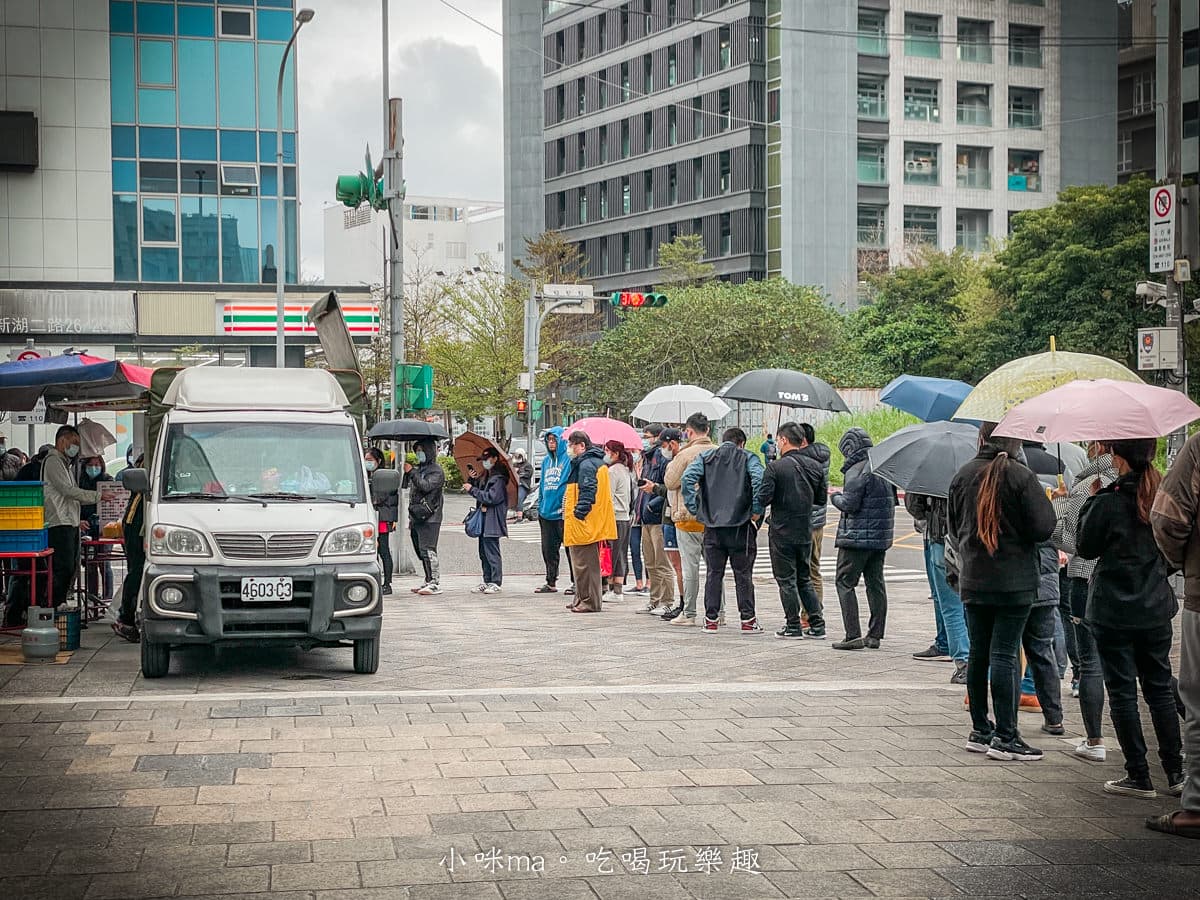 冒雨排隊也甘願!最難買「香腸米腸發財車」想吃靠運氣,銷魂鹹豬肉香Q唰嘴 冒雨排隊也甘願!最難買「香腸米腸發財車」想吃靠運氣,銷魂鹹豬肉香Q唰嘴