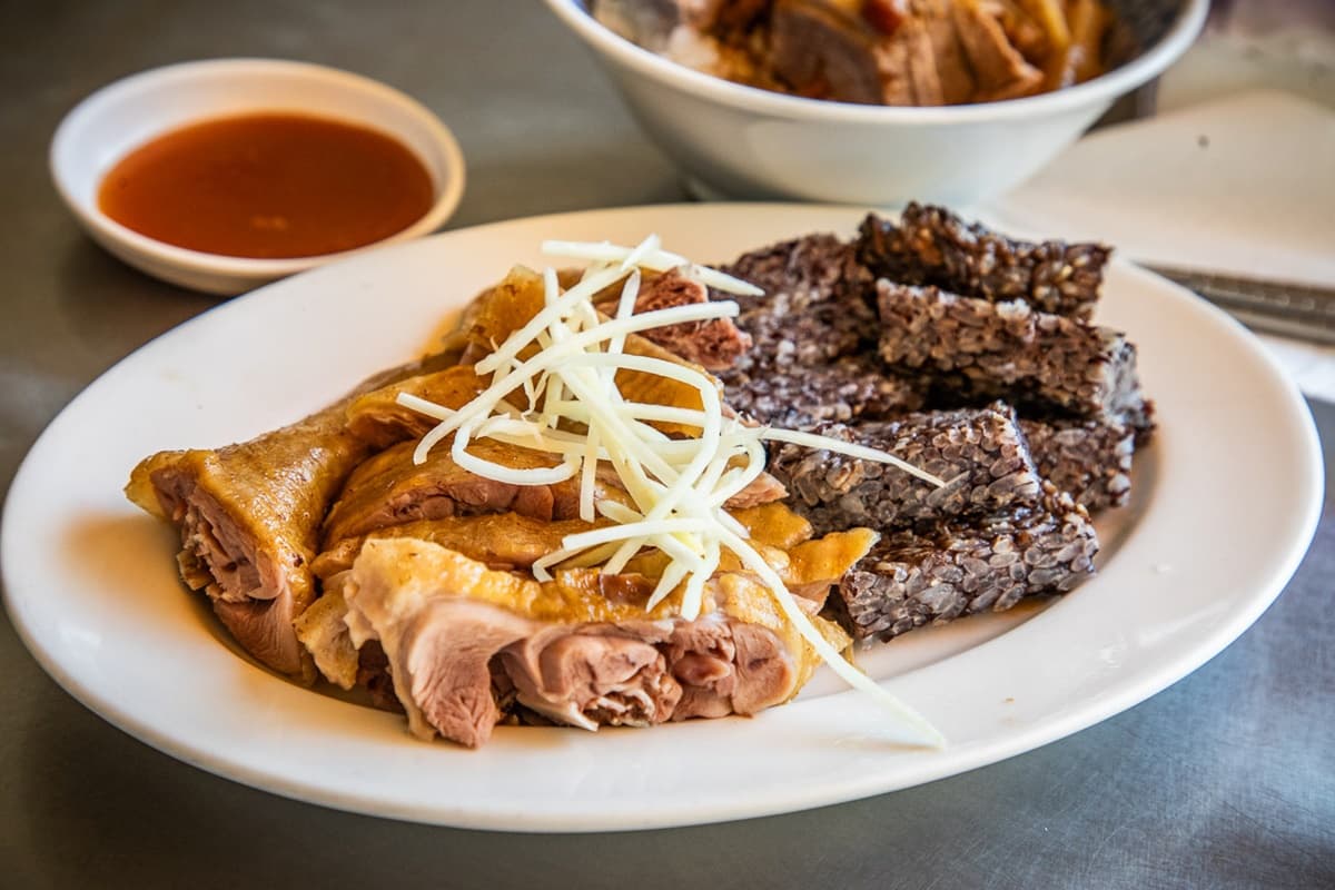 好評超過8000則!高雄米其林小吃飄香逾65年,厚切鴨肉+肉燥飯太犯規 好評超過8000則!高雄米其林小吃飄香逾65年,厚切鴨肉+肉燥飯太犯規
