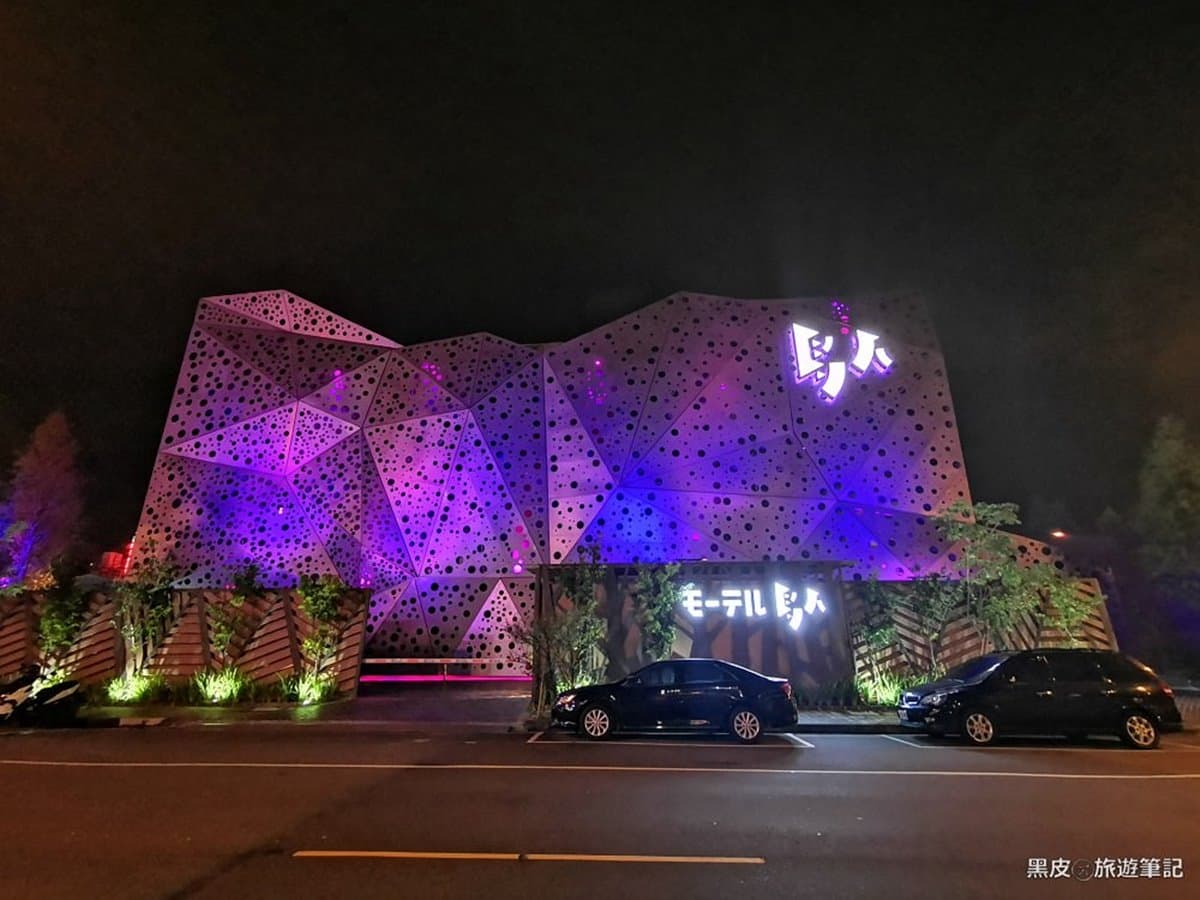 住全台首創「山洞房」!台中汽車旅館「超狂情境房」快搶訂,泡大型按摩浴缸 住全台首創「山洞房」!台中汽車旅館「超狂情境房」快搶訂,泡大型按摩浴缸