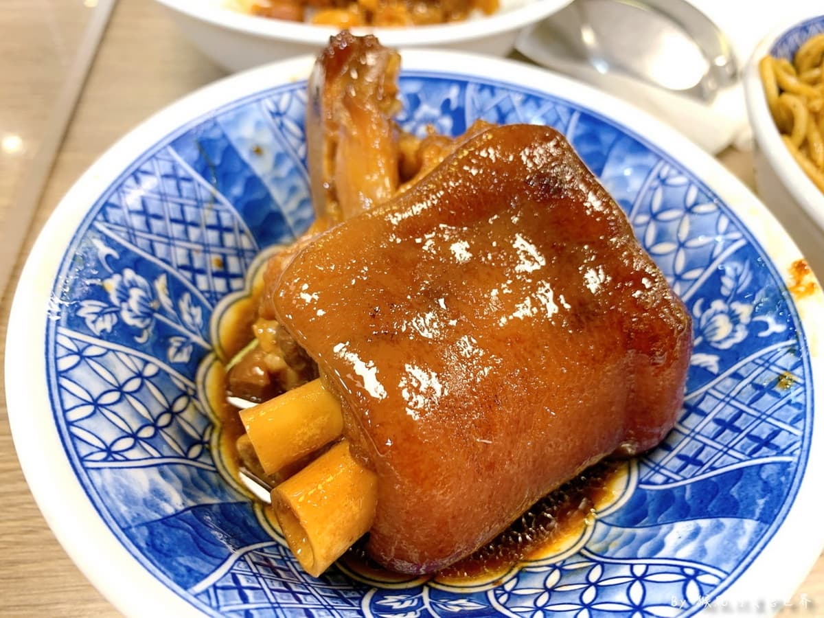半夜12點還在排!台中銅板價「米其林爌肉飯」夜貓最愛,酸菜、辣菜脯隨你加 半夜12點還在排!台中銅板價「米其林爌肉飯」夜貓最愛,酸菜、辣菜脯隨你加