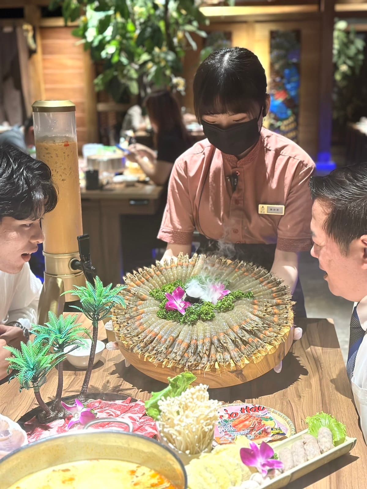蝦蝦海嘯來了!連10天「同桌歲數過100送100隻蝦」,泰式火鍋超狂優惠怒吃一波 蝦蝦海嘯來了!連10天「同桌歲數過100送100隻蝦」,泰式火鍋超狂優惠怒吃一波