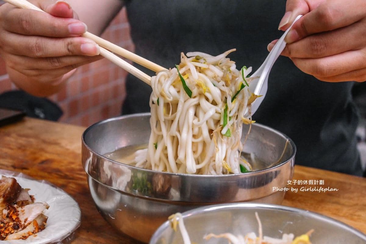 拜烘爐地必吃宵夜!中和30年「古早味陽春麵」便宜又大碗,想吃先抽號碼牌 拜烘爐地必吃宵夜!中和30年「古早味陽春麵」便宜又大碗,想吃先抽號碼牌