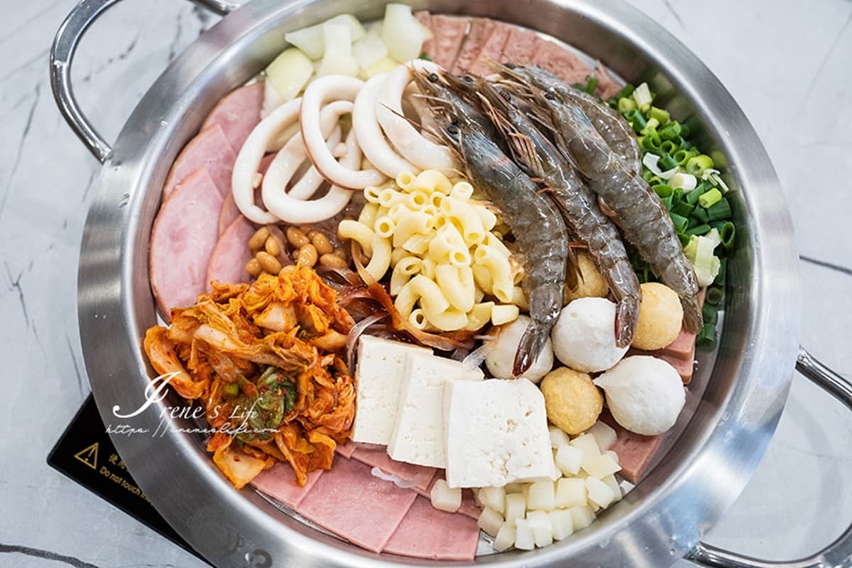 韓國連鎖「國民部隊鍋」首登台!白飯、泡麵、小菜吃到飽,道地口味分量超大 韓國連鎖「國民部隊鍋」首登台!白飯、泡麵、小菜吃到飽,道地口味分量超大