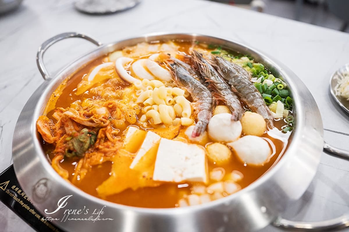 韓國連鎖「國民部隊鍋」首登台!白飯、泡麵、小菜吃到飽,道地口味分量超大 韓國連鎖「國民部隊鍋」首登台!白飯、泡麵、小菜吃到飽,道地口味分量超大