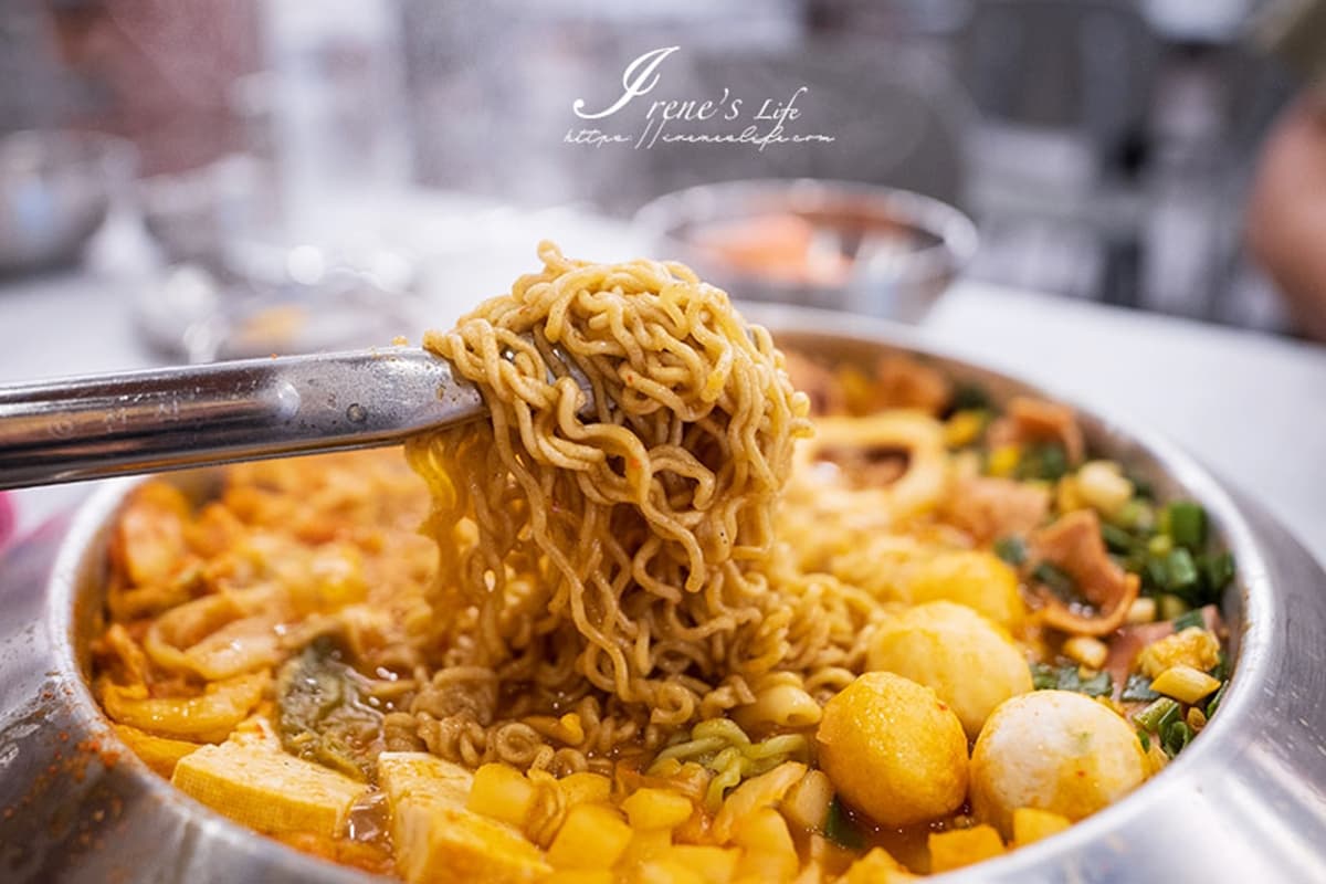 韓國連鎖「國民部隊鍋」首登台!白飯、泡麵、小菜吃到飽,道地口味分量超大 韓國連鎖「國民部隊鍋」首登台!白飯、泡麵、小菜吃到飽,道地口味分量超大