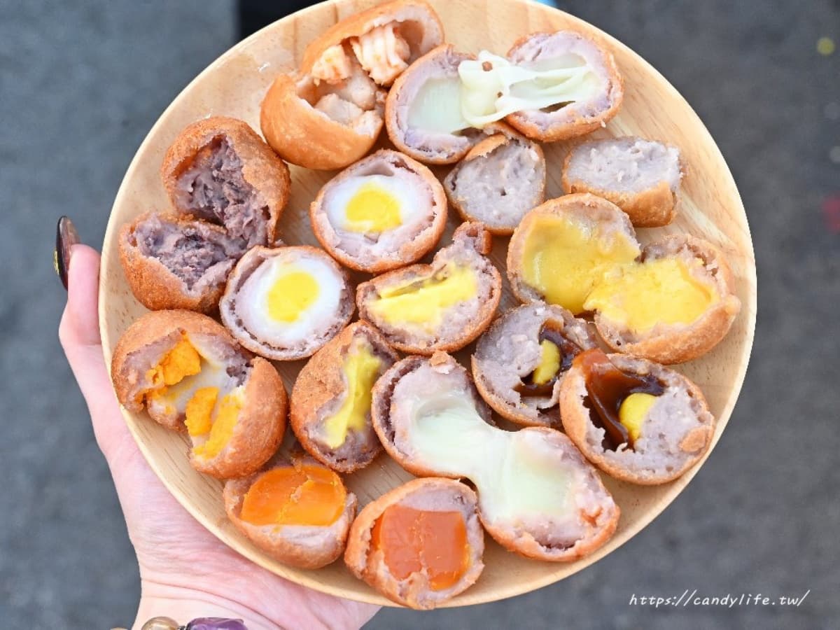 台中逛夜市必吃!「香酥芋泥球」7種口味任選,爆漿鹹蛋黃、牽絲起司都必點 台中逛夜市必吃!「香酥芋泥球」7種口味任選,爆漿鹹蛋黃、牽絲起司都必點