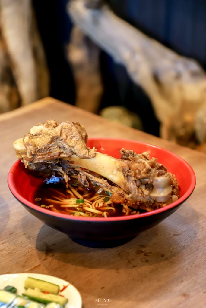 衝台東熱氣球必吃!爽啃20公分巨無霸大骨麵,連2屆台北牛肉麵節冠軍 衝台東熱氣球必吃!爽啃20公分巨無霸大骨麵,連2屆台北牛肉麵節冠軍