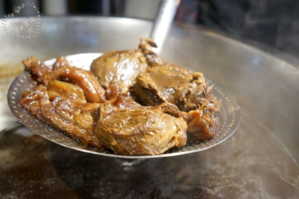 饒河夜市必吃!陳鴻帶路吃「祕製滷味攤」,老饕最愛獨門「牛三寶」神入味 饒河夜市必吃!陳鴻帶路吃「祕製滷味攤」,老饕最愛獨門「牛三寶」神入味