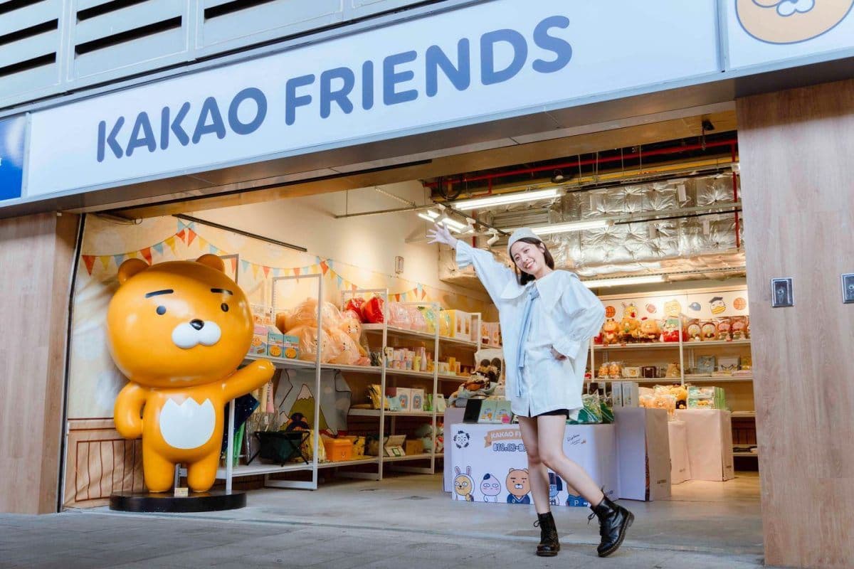 萊恩、春植占領台中車站!「KAKAO聖誕快閃展」打卡點萌翻,滿額送限定周邊 萊恩、春植占領台中車站!「KAKAO聖誕快閃展」打卡點萌翻,滿額送限定周邊