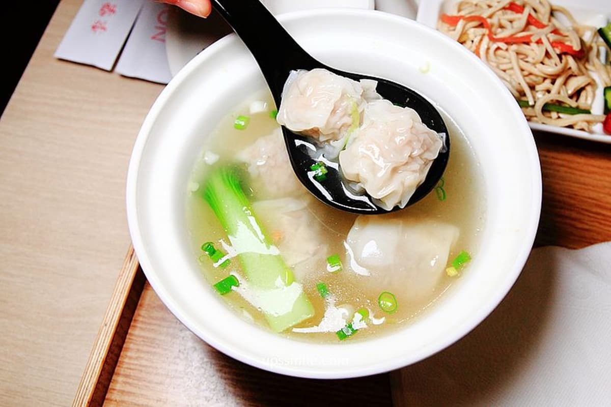 小菜、飲料無限夾到飽!「中山最強麵店」隨時都排爆,最低240元小資族吃到撐 小菜、飲料無限夾到飽!「中山最強麵店」隨時都排爆,最低240元小資族吃到撐