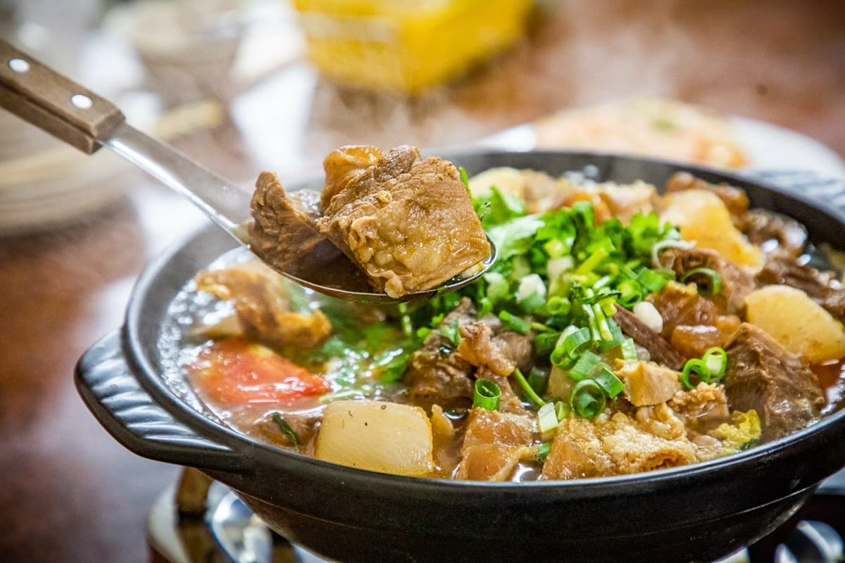 飄香桃園60年!老饕最愛爆量「溫體牛腩鍋」藏巷弄,蝦仁炒飯CP值超高 飄香桃園60年!老饕最愛爆量「溫體牛腩鍋」藏巷弄,蝦仁炒飯CP值超高