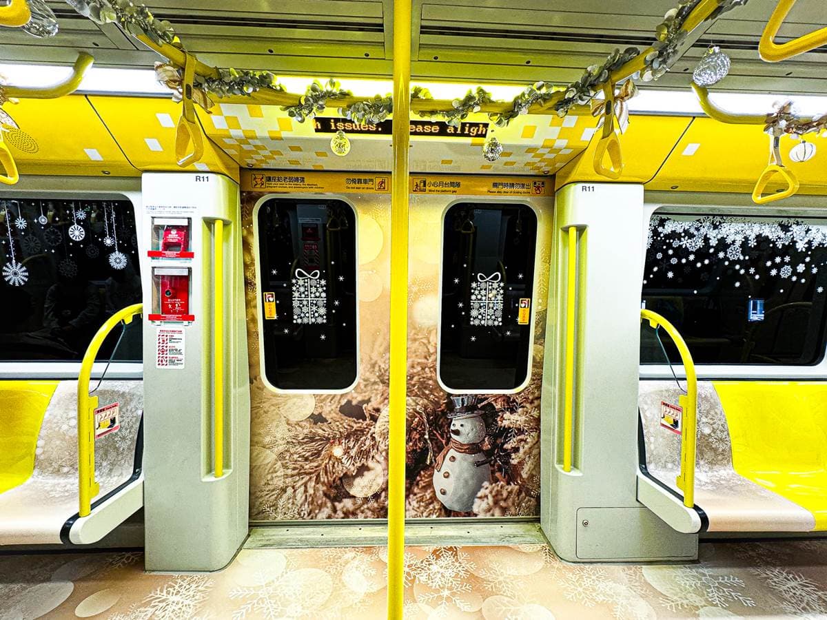 桑塔熊「這時間」驚喜出沒板橋站!耶誕城限定「雪粼列車」登場,飄雪花美翻 桑塔熊「這時間」驚喜出沒板橋站!耶誕城限定「雪粼列車」登場,飄雪花美翻