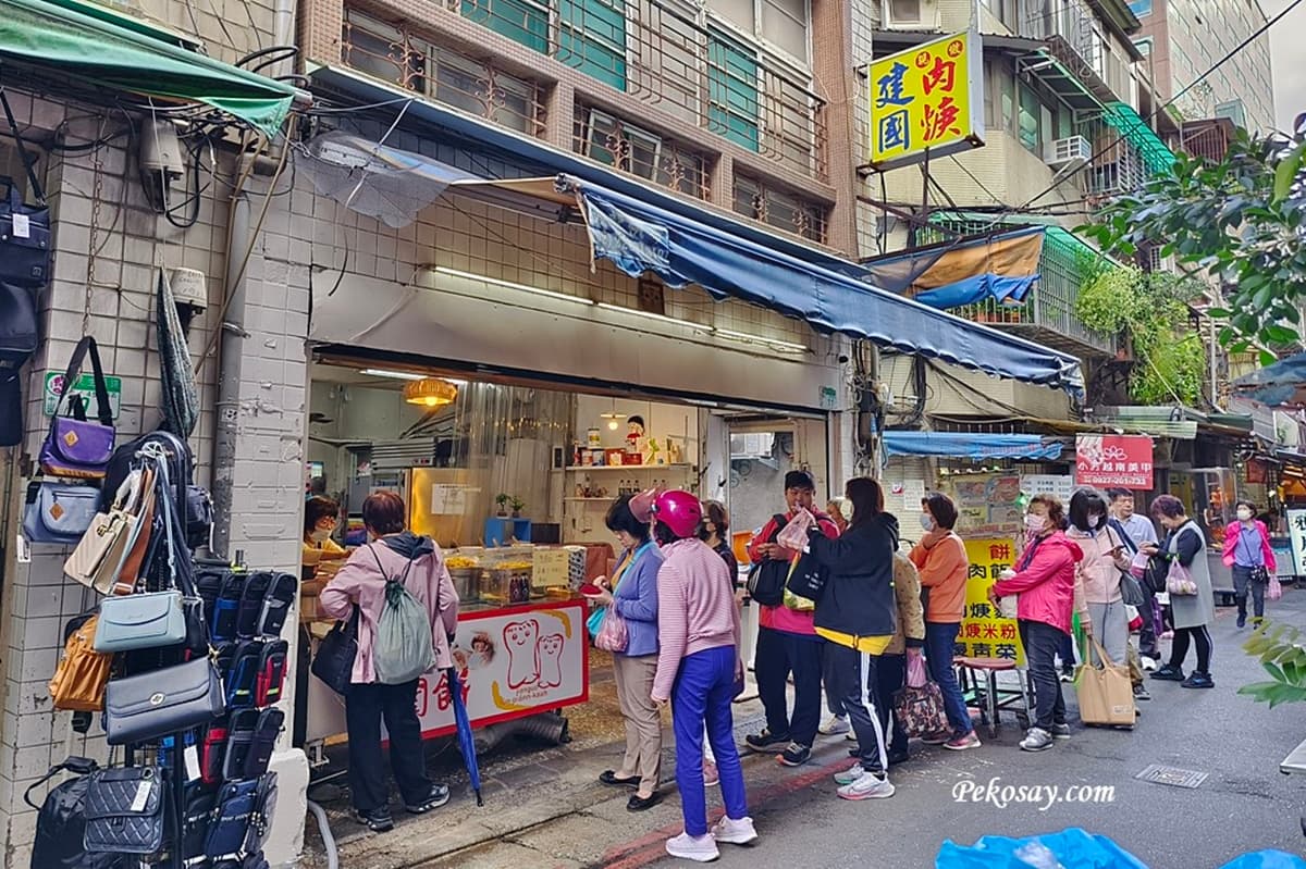 台北最狂排隊潤餅!市場小攤紅到日本、在地人也愛,配料塞好塞滿無縫隙 台北最狂排隊潤餅!市場小攤紅到日本、在地人也愛,配料塞好塞滿無縫隙