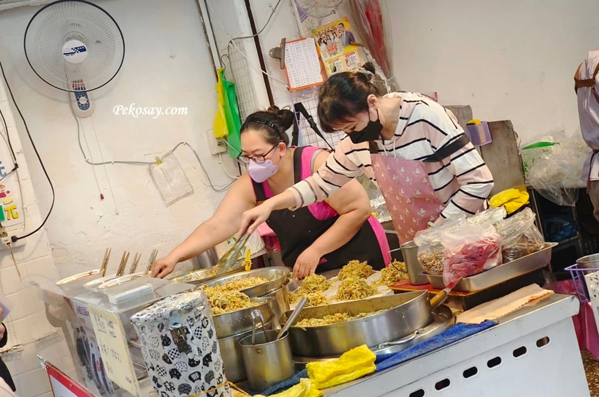 台北最狂排隊潤餅!市場小攤紅到日本、在地人也愛,配料塞好塞滿無縫隙 台北最狂排隊潤餅!市場小攤紅到日本、在地人也愛,配料塞好塞滿無縫隙