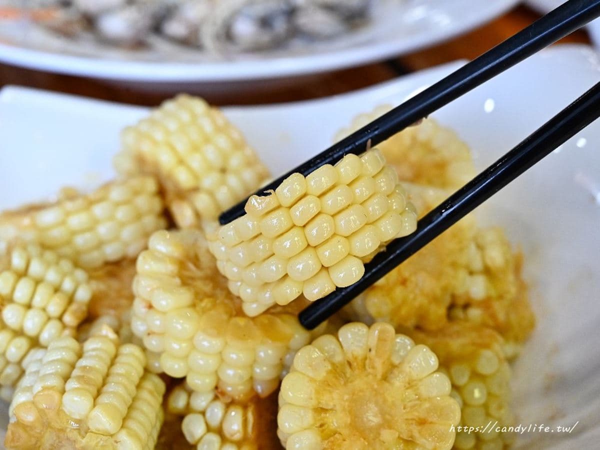 台中老饕激推「黃金招財雞」!皮脆肉嫩超多汁,必點雞汁精華烤玉米、雞油飯 台中老饕激推「黃金招財雞」!皮脆肉嫩超多汁,必點雞汁精華烤玉米、雞油飯