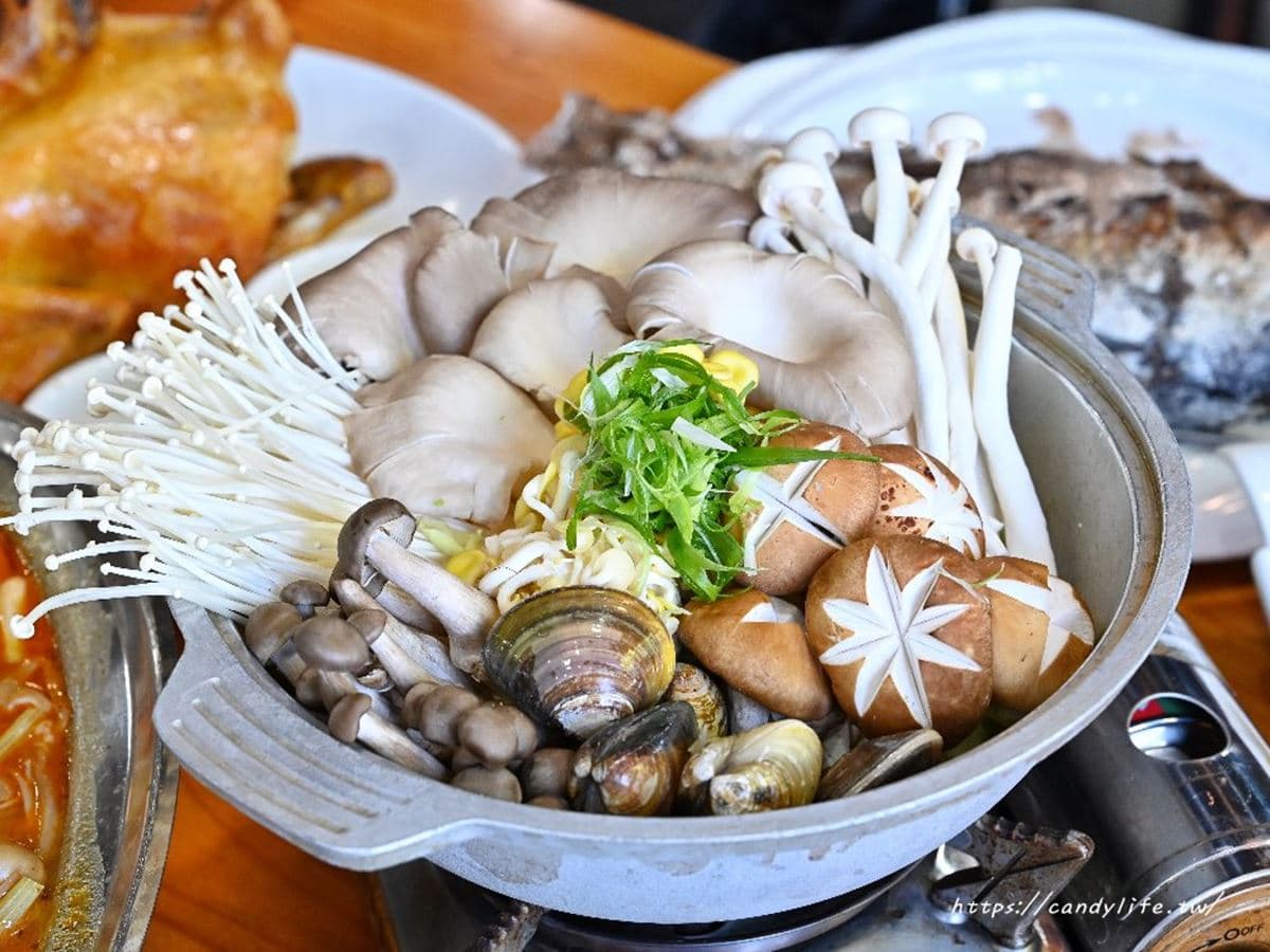 台中老饕激推「黃金招財雞」!皮脆肉嫩超多汁,必點雞汁精華烤玉米、雞油飯 台中老饕激推「黃金招財雞」!皮脆肉嫩超多汁,必點雞汁精華烤玉米、雞油飯
