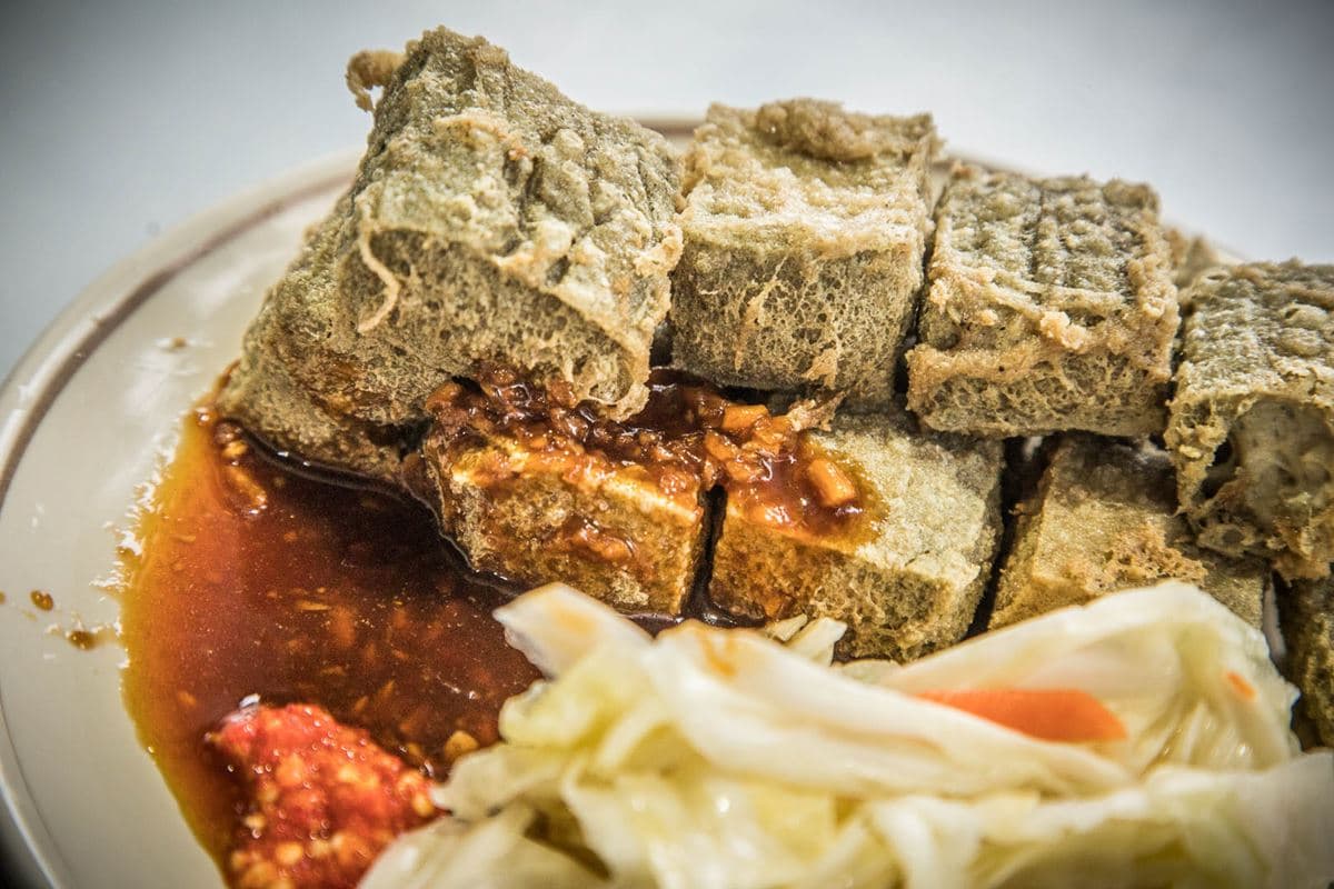 礁溪必吃「綠色臭豆腐」!隱身公園開攤就爆滿,外酥內軟飄青草香、在地也愛 礁溪必吃「綠色臭豆腐」!隱身公園開攤就爆滿,外酥內軟飄青草香、在地也愛