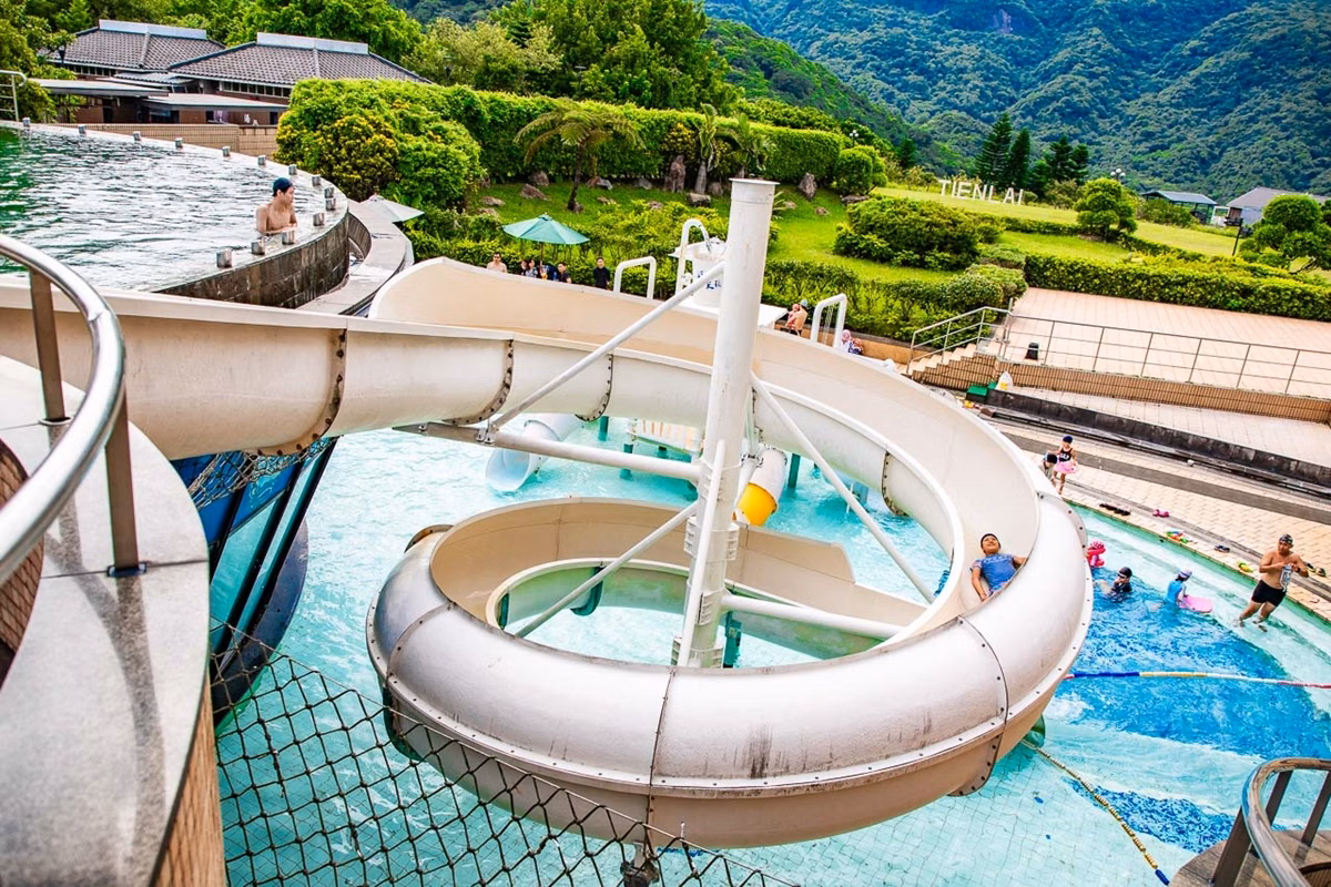 北部最大2000坪溫泉樂園!陽明山「最美溫泉飯店」,爽玩滑水道、泡白磺湯 北部最大2000坪溫泉樂園!陽明山「最美溫泉飯店」,爽玩滑水道、泡白磺湯