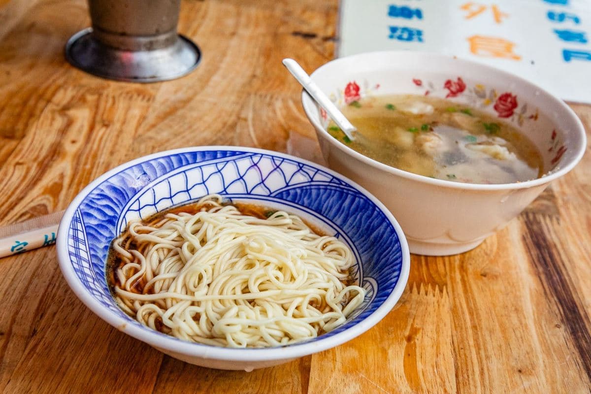 30元佛系餛飩湯、乾麵!無招牌老字號熱賣宜蘭40年,香濃麻醬配Q麵超唰嘴 30元佛系餛飩湯、乾麵!無招牌老字號熱賣宜蘭40年,香濃麻醬配Q麵超唰嘴
