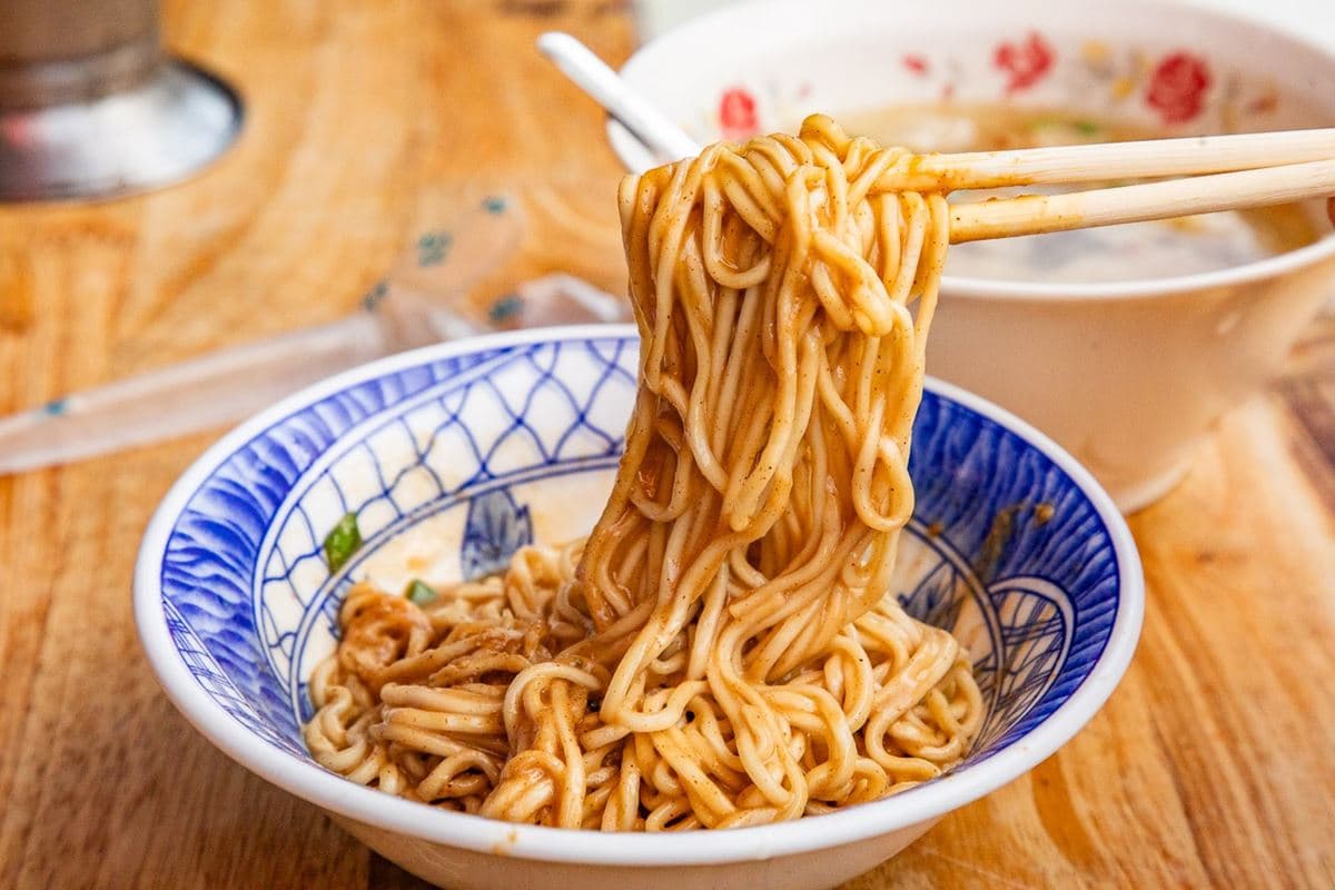 30元佛系餛飩湯、乾麵!無招牌老字號熱賣宜蘭40年,香濃麻醬配Q麵超唰嘴 30元佛系餛飩湯、乾麵!無招牌老字號熱賣宜蘭40年,香濃麻醬配Q麵超唰嘴