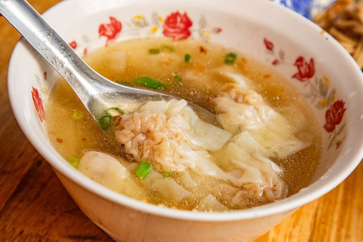 30元佛系餛飩湯、乾麵!無招牌老字號熱賣宜蘭40年,香濃麻醬配Q麵超唰嘴 30元佛系餛飩湯、乾麵!無招牌老字號熱賣宜蘭40年,香濃麻醬配Q麵超唰嘴