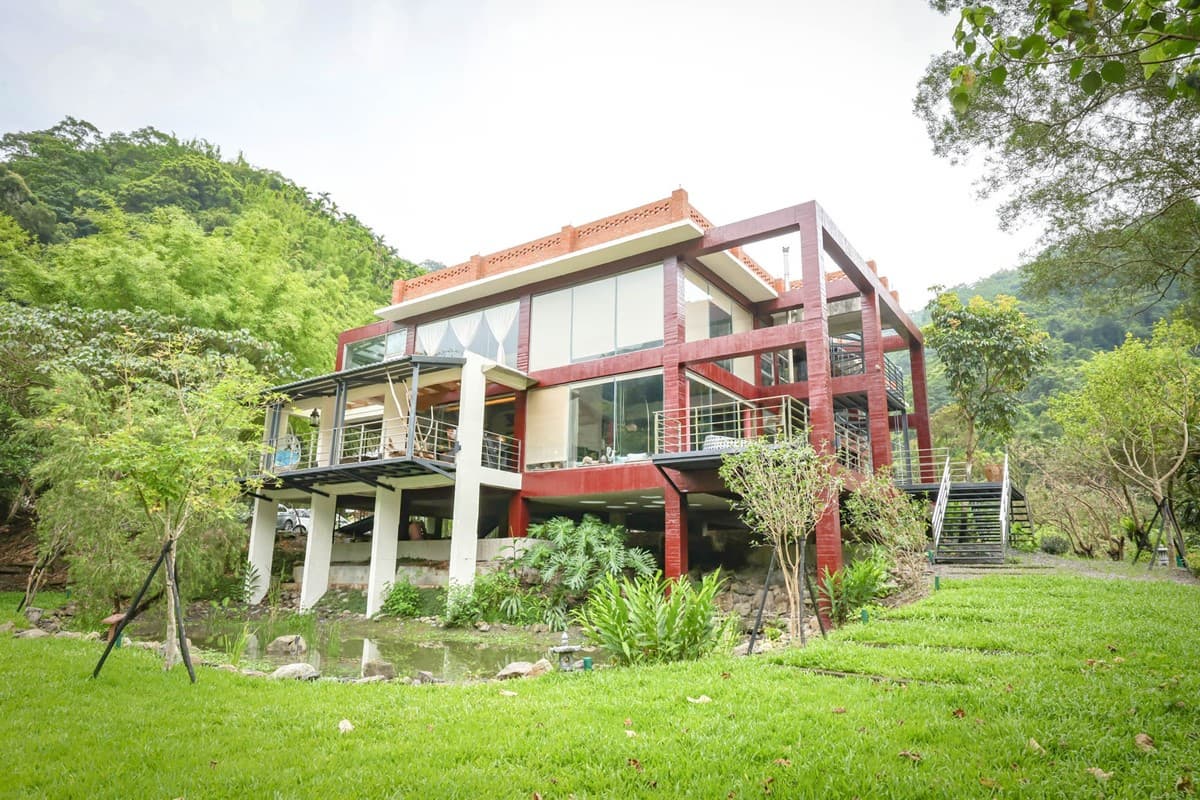 睡在山林包圍中!宜蘭絕美「挑高玻璃屋」民宿,包棟爽烤肉、打麻將 睡在山林包圍中!宜蘭絕美「挑高玻璃屋」民宿,包棟爽烤肉、打麻將