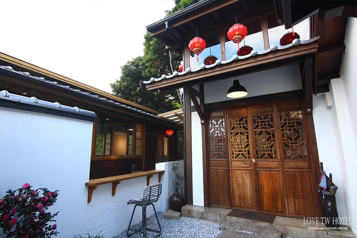 秒穿越古裝劇場景!苗栗包棟民宿改建老宅,泡大浴池、體驗近距離餵馬 秒穿越古裝劇場景!苗栗包棟民宿改建老宅,泡大浴池、體驗近距離餵馬