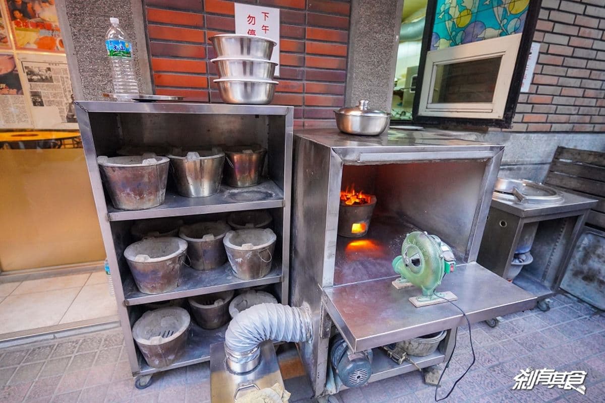 網推「台中最強汕頭火鍋」!炭燒沙茶湯頭飄香60年,手工豆皮疊疊樂超吸睛 網推「台中最強汕頭火鍋」!炭燒沙茶湯頭飄香60年,手工豆皮疊疊樂超吸睛