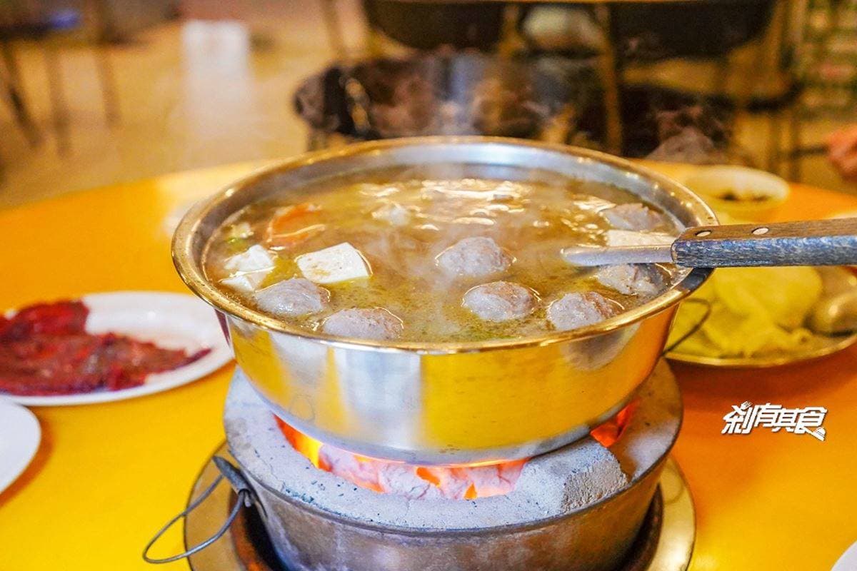 網推「台中最強汕頭火鍋」!炭燒沙茶湯頭飄香60年,手工豆皮疊疊樂超吸睛 網推「台中最強汕頭火鍋」!炭燒沙茶湯頭飄香60年,手工豆皮疊疊樂超吸睛