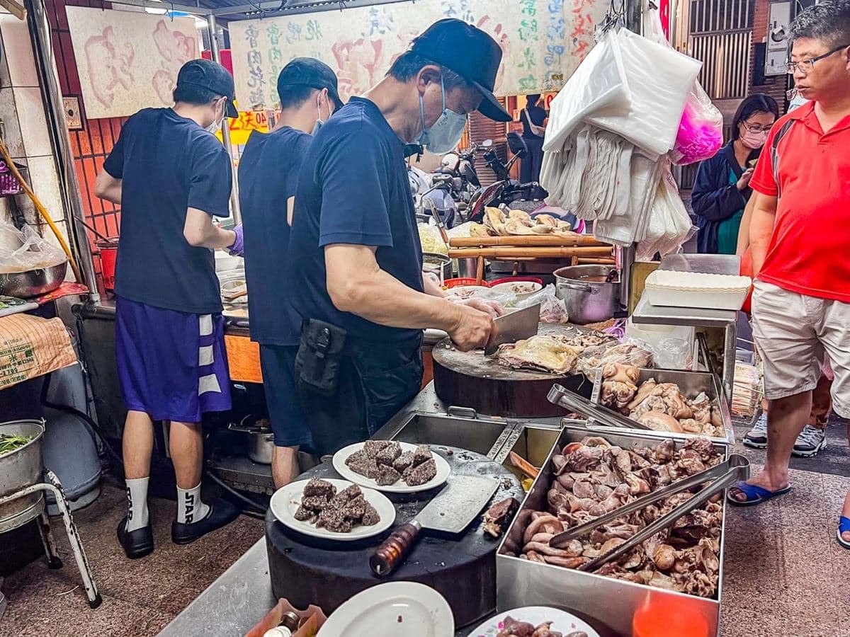 一開門就爆滿!老字號「大碗公當歸鴨」百元有找肉量多,夜市隱藏版排隊美食 一開門就爆滿!老字號「大碗公當歸鴨」百元有找肉量多,夜市隱藏版排隊美食
