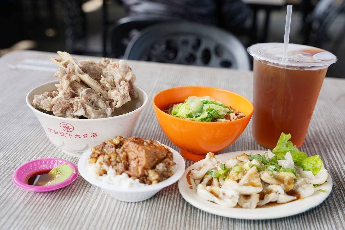 跳蚤市場隱藏版美食!大碗公「大骨湯」百元有找,飯麵通通30元便宜開吃 跳蚤市場隱藏版美食!大碗公「大骨湯」百元有找,飯麵通通30元便宜開吃