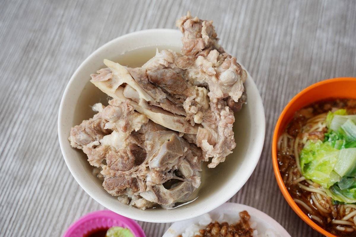 跳蚤市場隱藏版美食!大碗公「大骨湯」百元有找,飯麵通通30元便宜開吃 跳蚤市場隱藏版美食!大碗公「大骨湯」百元有找,飯麵通通30元便宜開吃