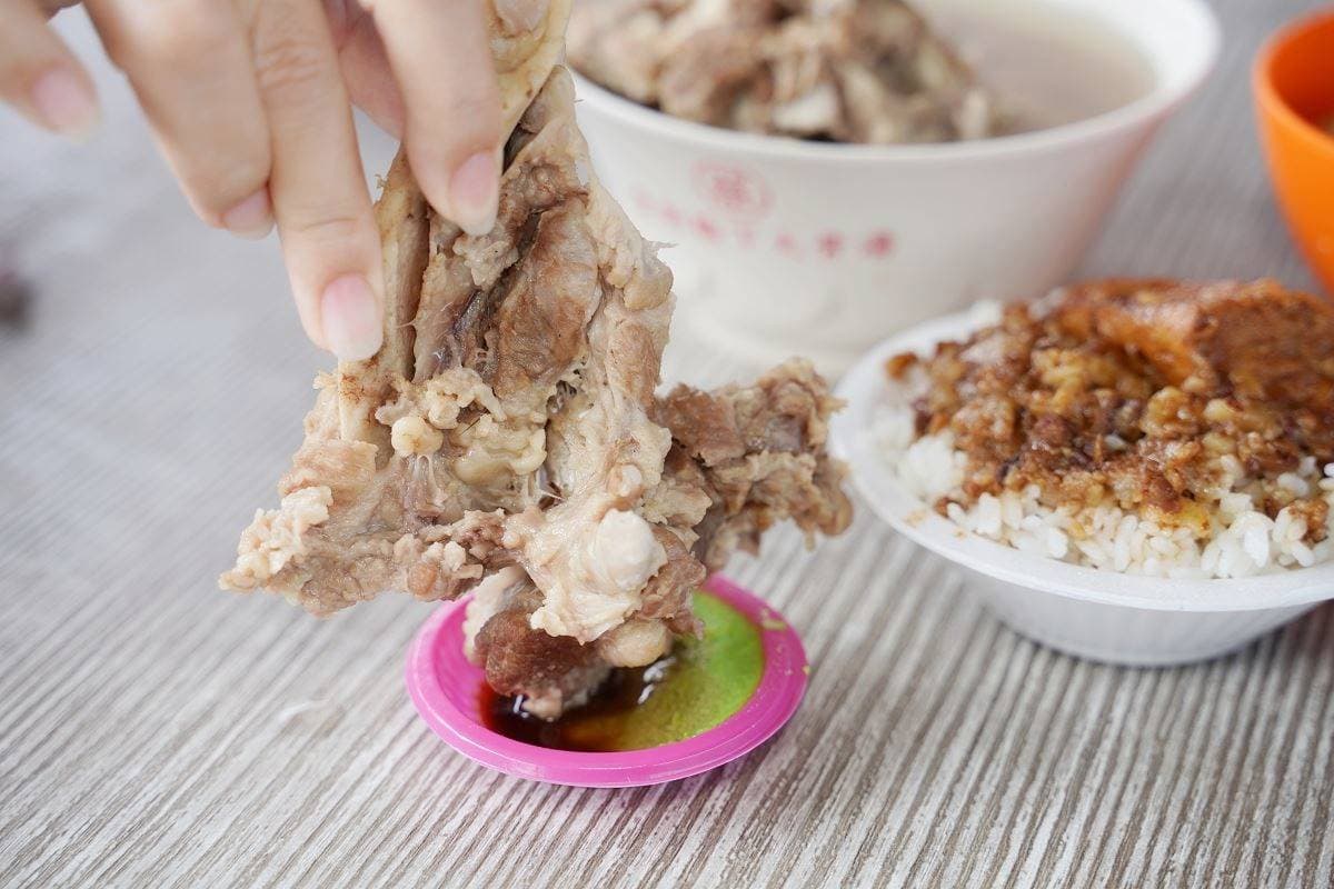 跳蚤市場隱藏版美食!大碗公「大骨湯」百元有找,飯麵通通30元便宜開吃 跳蚤市場隱藏版美食!大碗公「大骨湯」百元有找,飯麵通通30元便宜開吃