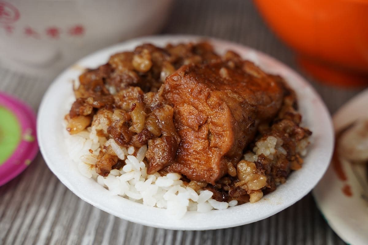 跳蚤市場隱藏版美食!大碗公「大骨湯」百元有找,飯麵通通30元便宜開吃 跳蚤市場隱藏版美食!大碗公「大骨湯」百元有找,飯麵通通30元便宜開吃