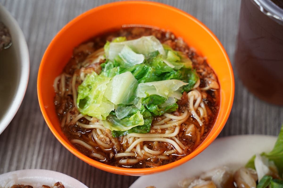 跳蚤市場隱藏版美食!大碗公「大骨湯」百元有找,飯麵通通30元便宜開吃 跳蚤市場隱藏版美食!大碗公「大骨湯」百元有找,飯麵通通30元便宜開吃